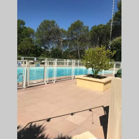 Joli T2 Golfs De Valescure, Jardin Prive, Piscine Et Tennis Dans La